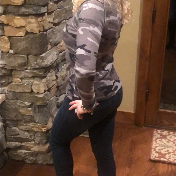 Knitwit featherweight cashmere camo v-neck - Picture 3 of 3